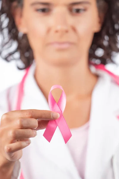 Médica Com Estetoscópio Segurando Fita Conscientização Câncer Mama — Fotografia de Stock