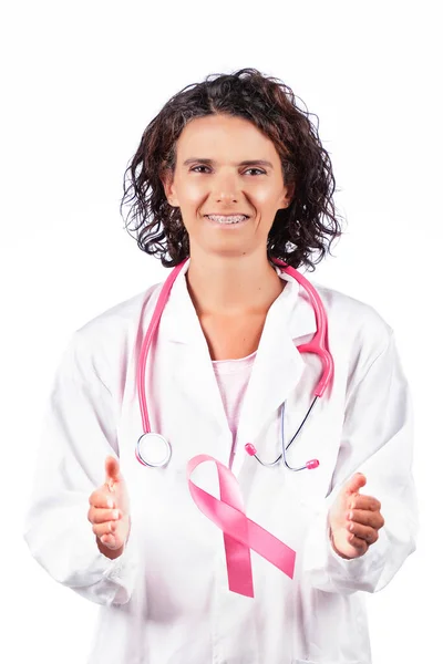 Doctora Con Estetoscopio Rosa Bata Laboratorio Sobre Fondo Blanco — Foto de Stock