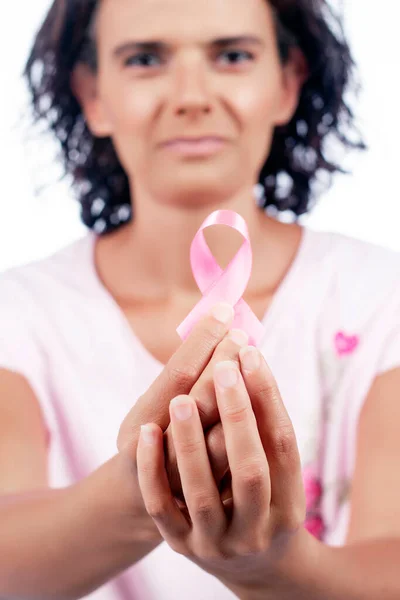 Lachende Positieve Jonge Vrouw Met Roze Bewustzijnslint Voor Borstkanker — Stockfoto