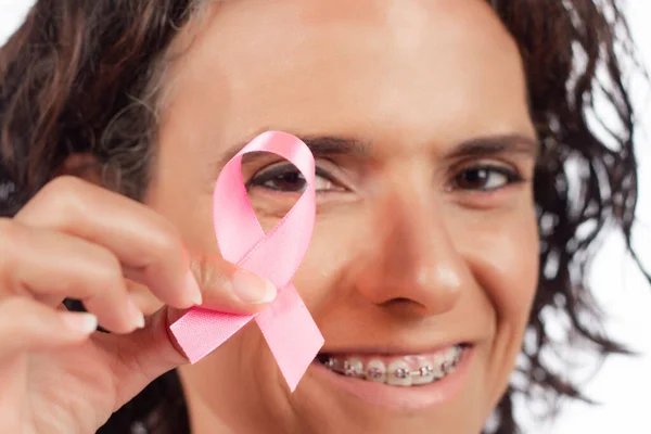Lachende Positieve Jonge Vrouw Met Roze Bewustzijnslint Voor Borstkanker — Stockfoto