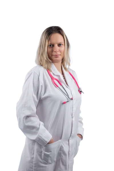 Beyaz Arka Planda Pembe Steteskoplu Beyaz Doktor Kadın — Stok fotoğraf