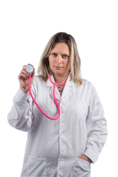 Femme Médecin Caucasienne Avec Stéthoscope Rose Sur Fond Blanc — Photo