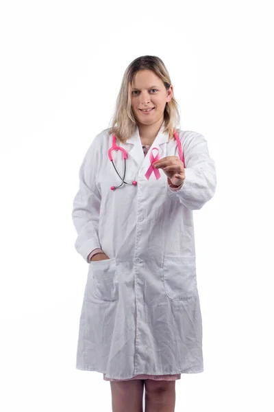 Biała Lekarka Różowym Stetoskopem Trzymająca Różową Wstążkę Raka Piersi Białym — Zdjęcie stockowe