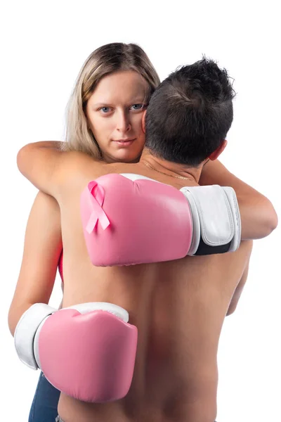 ピンクのボクシンググローブを持つ女性乳がんの闘病意識を象徴する支援のための巨大な夫 — ストック写真