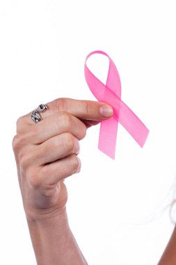 Göğüs kanseri kurdelesini beyaz arka planda tutan kadının yakın plan fotoğrafı..