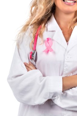 Beyaz arka planda göğüs kanseri pembe kurdeleli pembe steteskoplu beyaz doktor kadın..