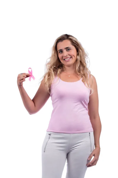 白种人女孩 粉色T恤 白色背景上有乳腺癌带 — 图库照片