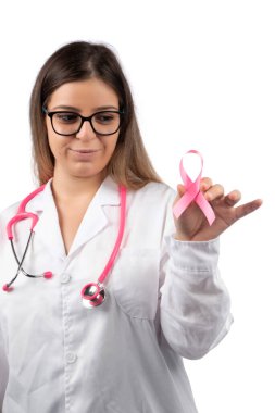 Kafkas doktor kadın meme kanseri farkındalığı için pembe kurdele tutuyor..