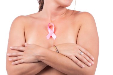 Kadın meme bakımı ve şişlik ya da garip belirtiler için muayene. Göğüs kanseri için pembe farkındalık kurdelesiyle..