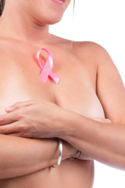 Kadın meme bakımı ve şişlik ya da garip belirtiler için muayene. Göğüs kanseri için pembe farkındalık kurdelesiyle..