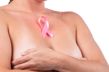 Kadın meme bakımı ve şişlik ya da garip belirtiler için muayene. Göğüs kanseri için pembe farkındalık kurdelesiyle..