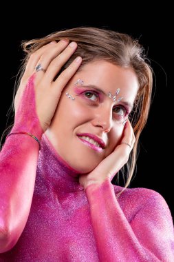 Çıplak göğsünde güzel, pembe boyalı bir kadın, meme kanseri farkındalığına ve kadın özgürlüğüne karşı yardımcı olan bir kavram..