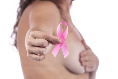 Beyaz arka planda göğüs kanseri kurdelesi olan beyaz bir kadın..