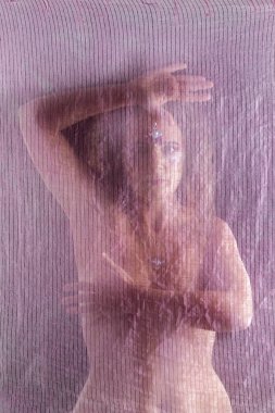 Siyah arka planda şeffaf kumaşlı beyaz kadın..