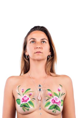 Beyaz arka planda çiçek resimleri olan bir kız..