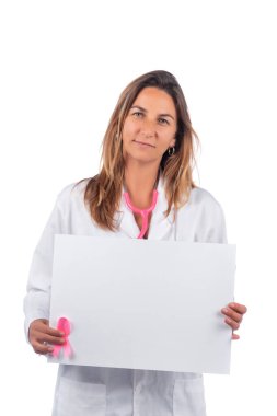 Beyaz arka planda beyaz tahta tutan Kafkasyalı doktor kadın..