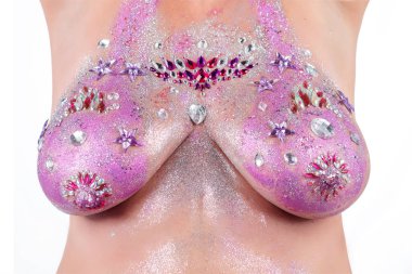 Göğüs kanseri farkındalığı için küçük değerli taşlarla boyanmış parlak göğüsler..