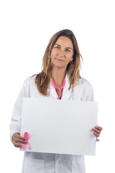 Καυκάσια Γιατρός Γυναίκα Κρατώντας Λευκό Πίνακα Λευκό Φόντο — Φωτογραφία Αρχείου