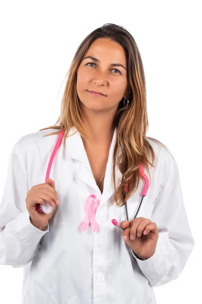 Νεαρή Όμορφη Γιατρός Γυναίκα Ροζ Στηθοσκόπιο Και Ροζ Κορδέλα Ευαισθητοποίησης — Φωτογραφία Αρχείου