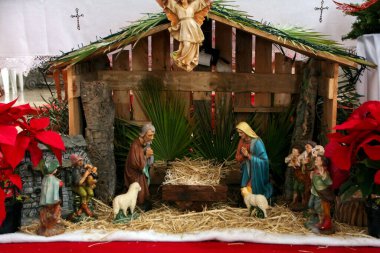 Noel sezonunda Portekiz 'de bir doğum sahnesinde bebek İsa' yı temsil eden figürlerin yakın çekimi..