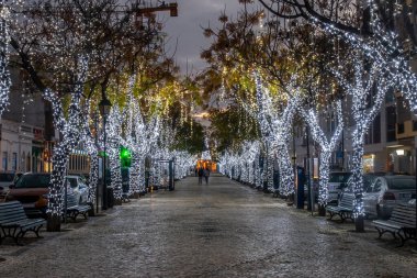 Portekiz 'in Olhao şehrinin ana caddesi, Noel ışıklarıyla süslenmiş..