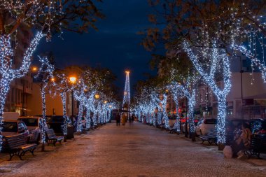 Portekiz 'in Olhao şehrinin ana caddesi, Noel ışıklarıyla süslenmiş..
