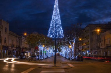 Portekiz 'in Olhao şehrinin ana caddesi, Noel ışıklarıyla süslenmiş..