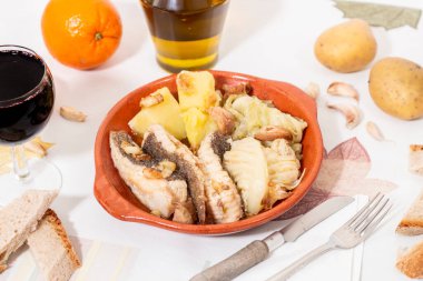 Tipik Portekiz ev yapımı, patatesli, sarımsaklı ve zeytinyağlı Ray balığı..