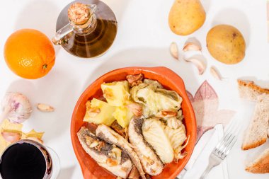 Tipik Portekiz ev yapımı, patatesli, sarımsaklı ve zeytinyağlı Ray balığı..