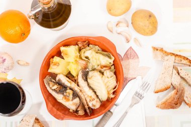 Tipik Portekiz ev yapımı, patatesli, sarımsaklı ve zeytinyağlı Ray balığı..