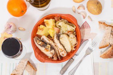 Tipik Portekiz ev yapımı, patatesli, sarımsaklı ve zeytinyağlı Ray balığı..