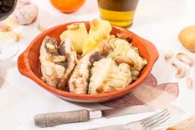 Tipik Portekiz ev yapımı, patatesli, sarımsaklı ve zeytinyağlı Ray balığı..