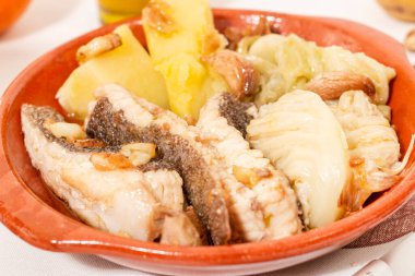 Tipik Portekiz ev yapımı, patatesli, sarımsaklı ve zeytinyağlı Ray balığı..