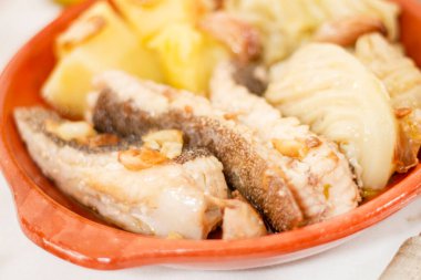 Tipik Portekiz ev yapımı, patatesli, sarımsaklı ve zeytinyağlı Ray balığı..