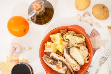 Tipik Portekiz ev yapımı, patatesli, sarımsaklı ve zeytinyağlı Ray balığı..