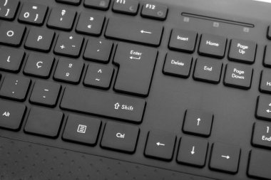 Kablosuz siyah kişisel bilgisayar klavyesinin görüntüsünü kapat.