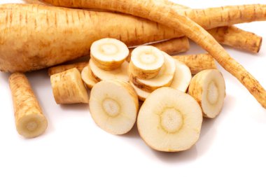 Beyaz arka planda izole edilmiş pastinaca kökü sebzeleri.