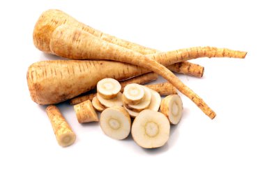 Beyaz arka planda izole edilmiş pastinaca kökü sebzeleri.