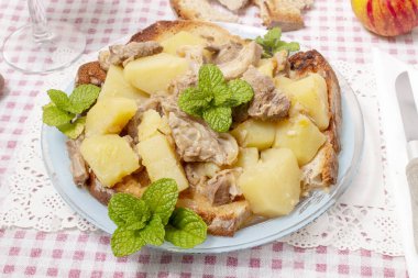 Tipik Portekiz yemeği. Kuzu güveci, patates ve kızarmış ekmek..