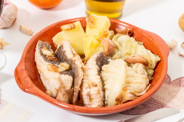 Типичная Португальская Рыба Луч Картофелем Чесноком Оливковым Маслом — стоковое фото