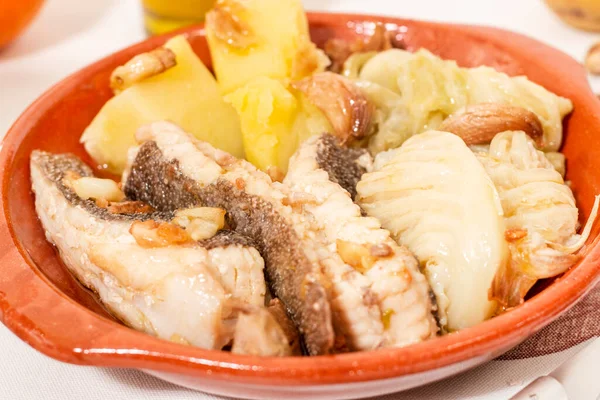 Tipik Portekiz ev yapımı, patatesli, sarımsaklı ve zeytinyağlı Ray balığı..