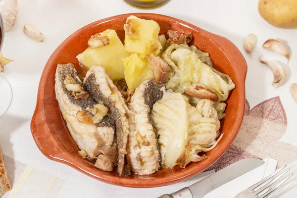 Tipik Portekiz Yapımı Patatesli Sarımsaklı Zeytinyağlı Ray Balığı — Stok fotoğraf