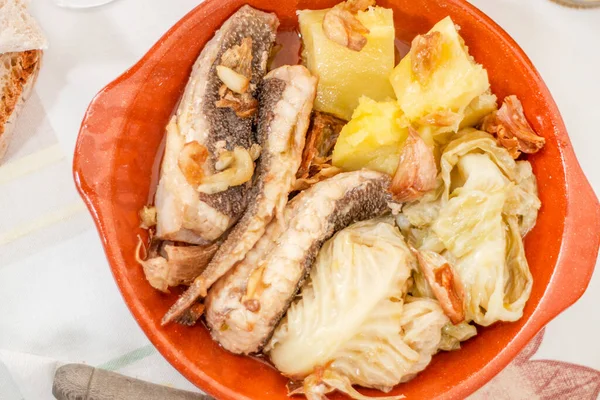典型的葡萄牙土司自制的带有土豆 大蒜和橄榄油的雷鱼 — 图库照片