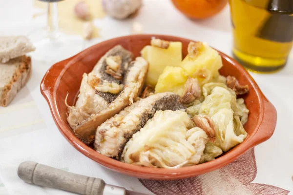 典型的葡萄牙土司自制的带有土豆 大蒜和橄榄油的雷鱼 — 图库照片
