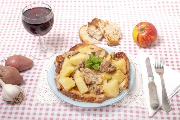 Typische Portugese Maaltijd Van Lamsstoofpot Met Aardappel Geroosterd Brood — Stockfoto