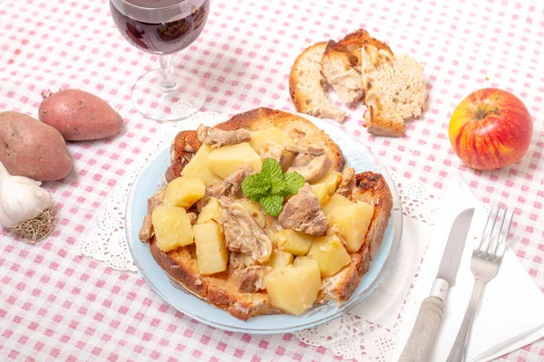 Repas Portugais Typique Ragoût Agneau Avec Pommes Terre Pain Grillé — Photo