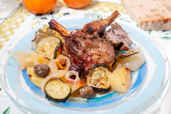 烤羊肉和土豆 西葫芦的典型葡萄牙餐 — 图库照片