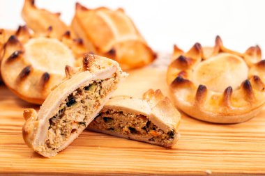 Tipik iştah açıcı lezzetli hamur işleri doldurulmuş et ve diğer malzemeler Portekiz 'deki kahve dükkanları ve restoranlarda satılıyor..