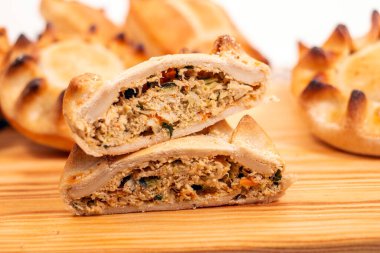 Tipik iştah açıcı lezzetli hamur işleri doldurulmuş et ve diğer malzemeler Portekiz 'deki kahve dükkanları ve restoranlarda satılıyor..