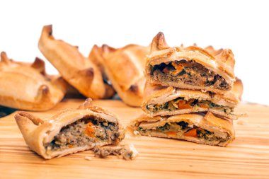 Tipik iştah açıcı lezzetli hamur işleri doldurulmuş et ve diğer malzemeler Portekiz 'deki kahve dükkanları ve restoranlarda satılıyor..